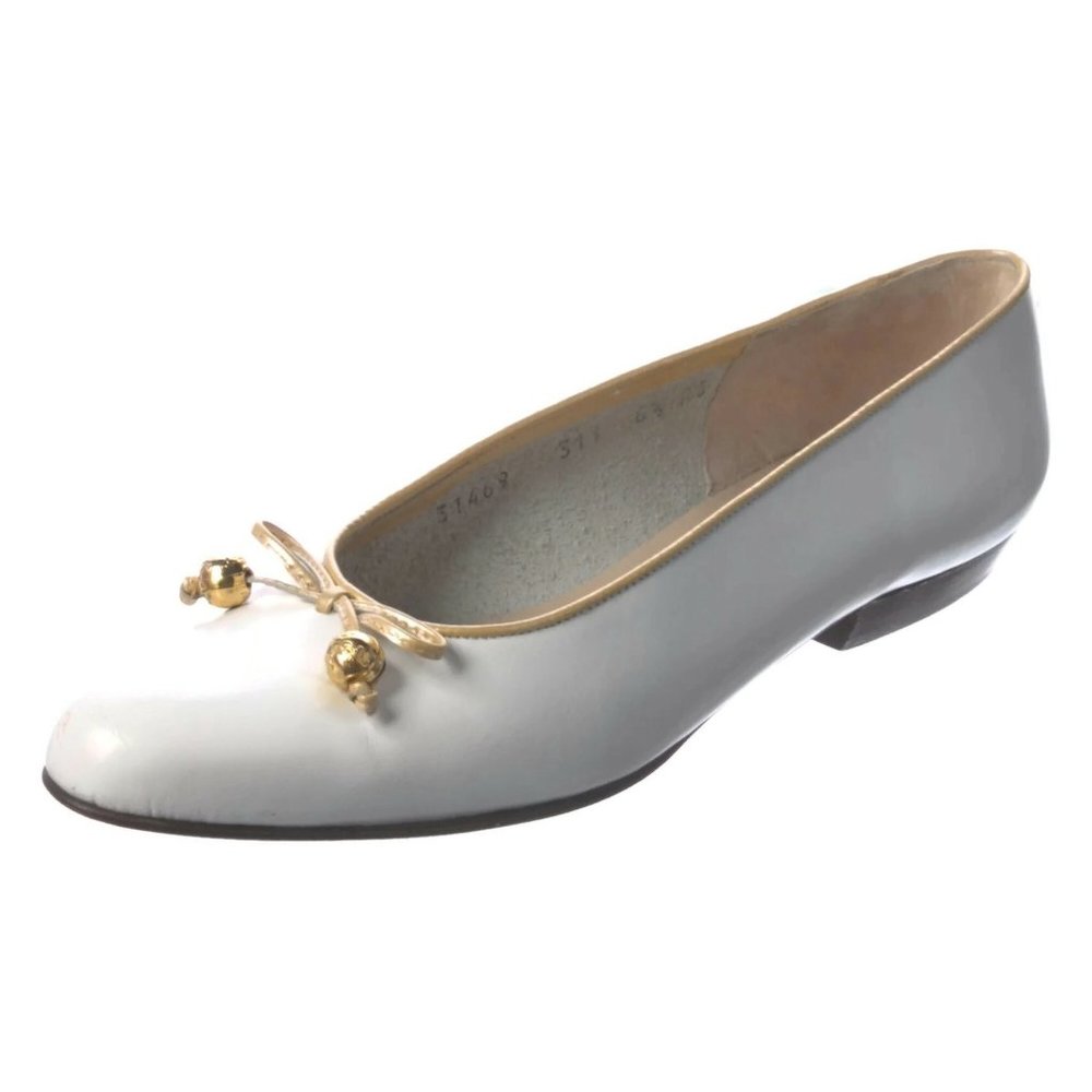 Vintage SALVATORE FERRAGAMO Boutique White Leather Flats Sz 6 1/2 3A
